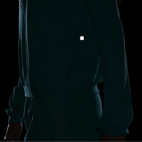 NWT NIKE thumbhole Dri-fit element top - Picture 6 of 13